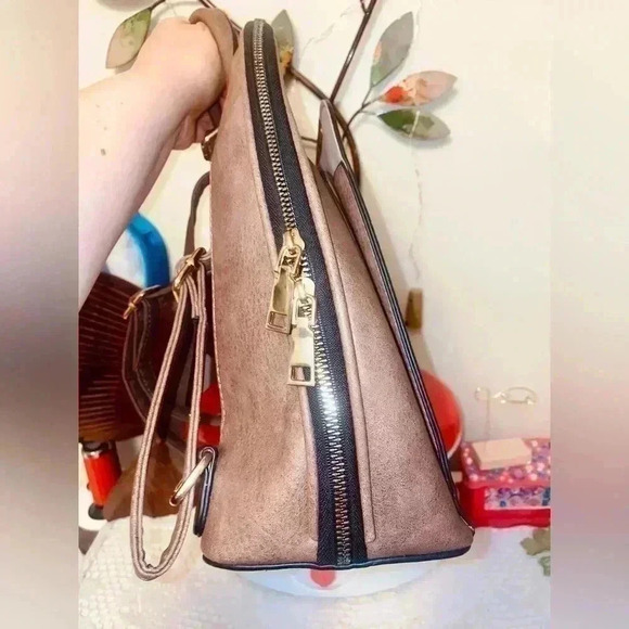 Vintage Backpack  🎒 in perfect condition (outside) - Picture 5 of 12